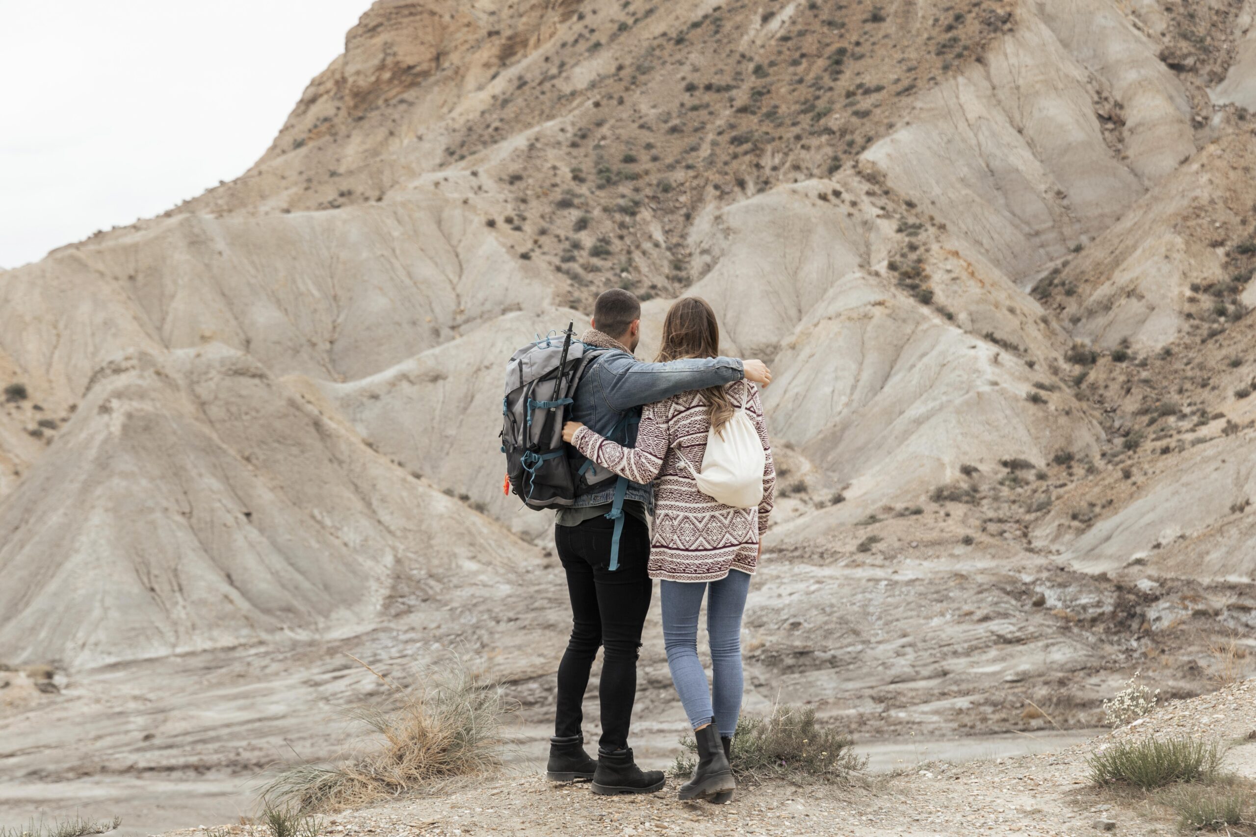 full-shot-people-traveling-together