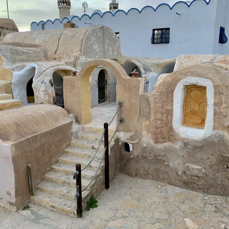 Escalier en pierre menant aux ghorfas voûtées de Ksar Haddada, ancien grenier fortifié berbère du sud de la Tunisie.